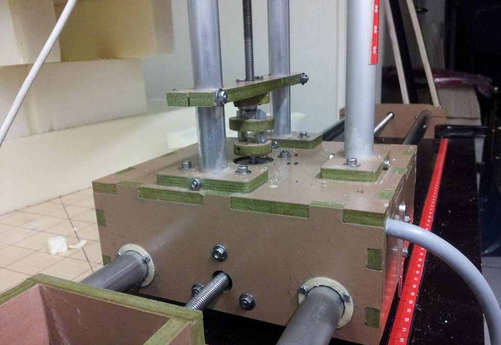 La table de découpe au fil chaud CNC de Manfred